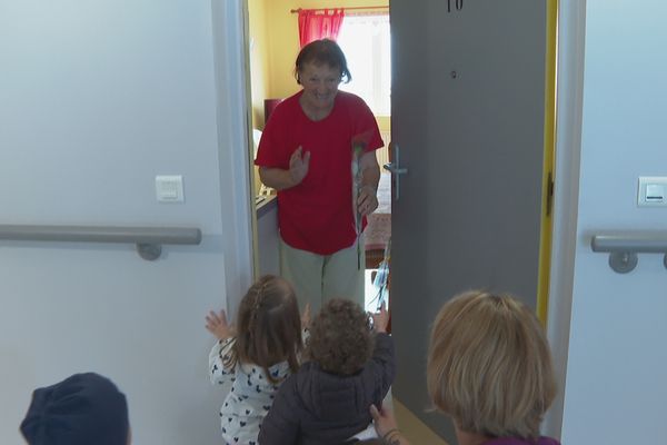 Les aînés ont reçu la visite de jeunes enfants pour lancer la Semaine Bleue.