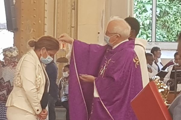 Mgr. Jean-Yves Riocreux remettant les cendres aux fidèles à Pointe-à-Pître