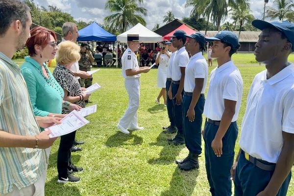 Les lycéens reçoivent leurs diplômes en présence des proviseurs et des familles, marquant la fin de la PM du SMA