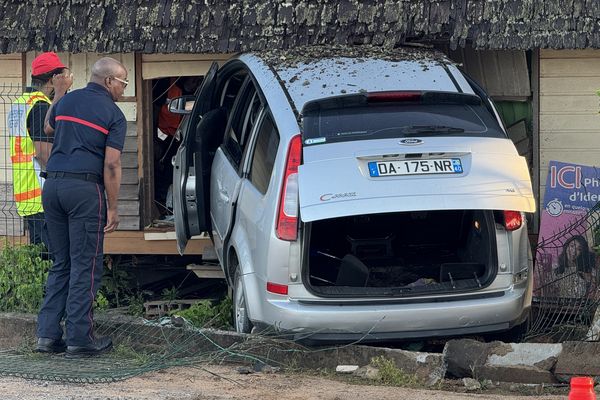 Les secours en pleine intervention après qu'une voiture a perdu le contrôle et s'est encastrée dans une maison.