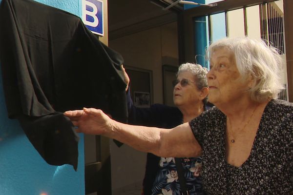 La plaque commémorative de Robert Parazols a été dévoilée par les membres de sa famille, lundi 28 août, à Nouméa.