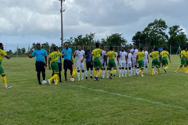 Les joueurs du Club Franciscain (en blanc) et ceux de la Samaritaine se saluent avant lors du 3e tour de Coupe de France samedi 02 septembre 2023.