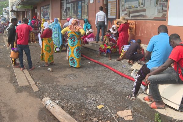 Une impressionante file d'attente s'est formée devant un magasin de meubles à Kaweni