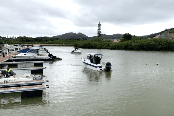 A la marina de Port-Boulari, au Mont-Dore, les navettes maritimes du dispositif officiel cohabitent avec les bateaux privés qui proposent eux aussi de transporter les passagers.