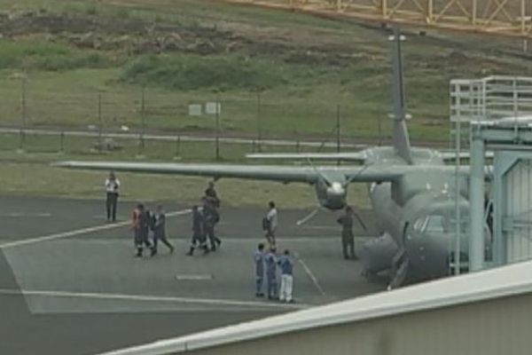 Les suspects à leur arrivée sur le tarmac de Papeete après leur arrestation aux Marquises.