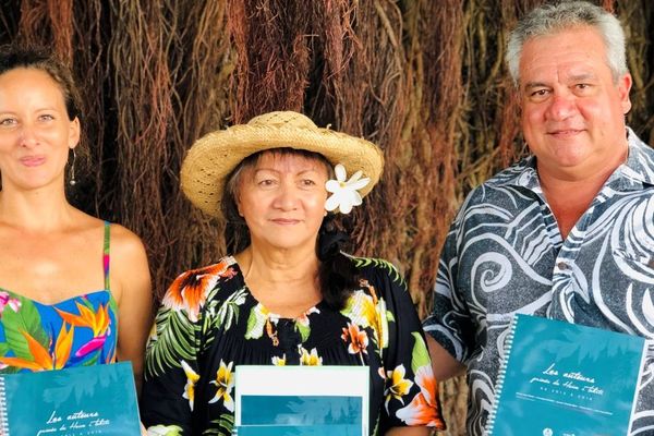 L'ouvrage "Les auteurs primés du Heiva i Tahiti" a été présenté ce matin par le Ministre de la Culture, Heremoana Maamaatuaiahutapu, Vaiana Giraud, responsable de la communication de la Maison de la Culture et Rehia Amaru, l'épouse de Patrick Amaru