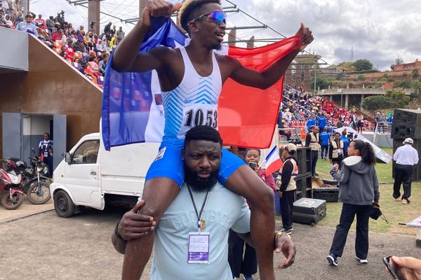 Saïd Soyifidine porté par le judoka Emaic Makayilly après sa victoire