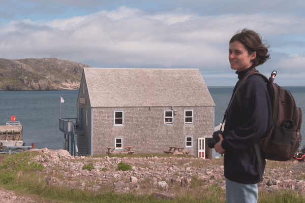 Munie de matériel spécifique pour sa résidence d'artiste, Raphaëlle Von Knebel enregistre les sons de l’île aux Marins et recueille les témoignages et les récits des habitants de l’Île.