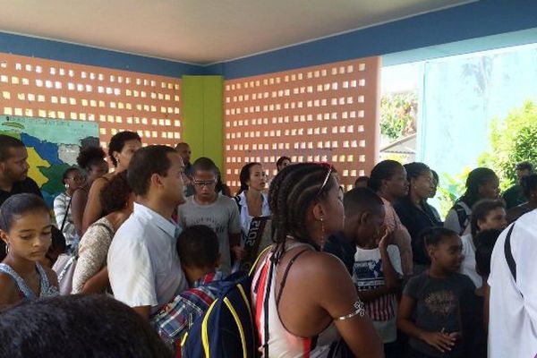 Les parents accompagnent leurs enfants pour le premier jour d'école de l'année.