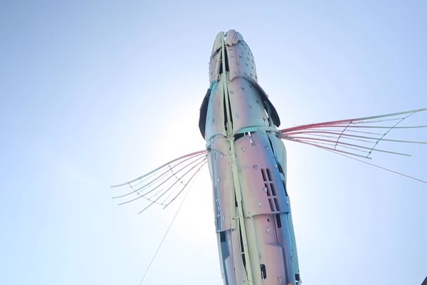 Une sculpture de mārara géant à l'entrée de l'aérodrome de Huahine, réalisée par les artistes du festival Ono'u.