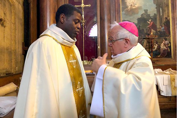 Philippe Giougou futur évêque de Guadeloupe en compagnie de  Mgr Jean-Yves Riocreux, évêque émérite de Guadeloupe (mardi 4 avril 2023)