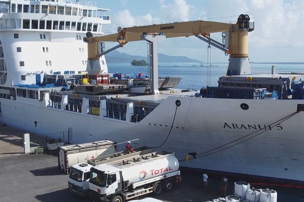 L'Aranui 5 a ravitaillé Raiatea et Tahaa en carburant le 6 mars 2022.