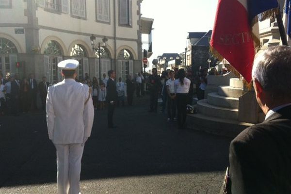 Manuel Valls devant le monument aux Morts à Saint-Denis