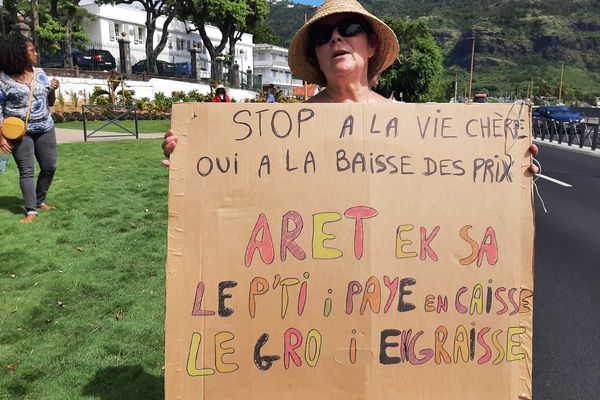 "Stop à la vie chère", clame cette citoyenne sous les fenêtres de la préfecture