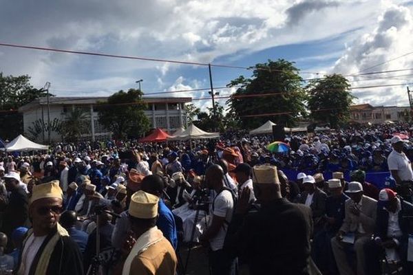10 000 personnes massées sur le terrain de football d'Ajao