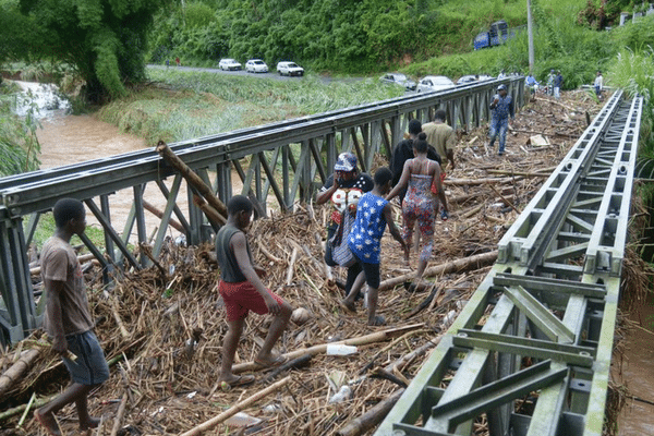 Jamaïque: un pont pedestre couvert de debris