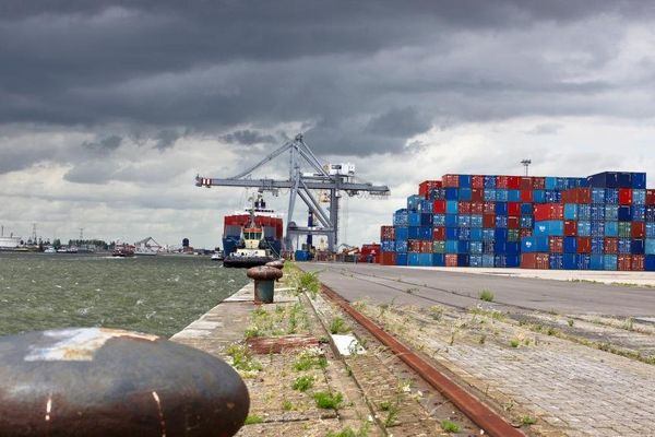 Containers de ferronickel calédonien pour l'acier dans le port d'Anvers
