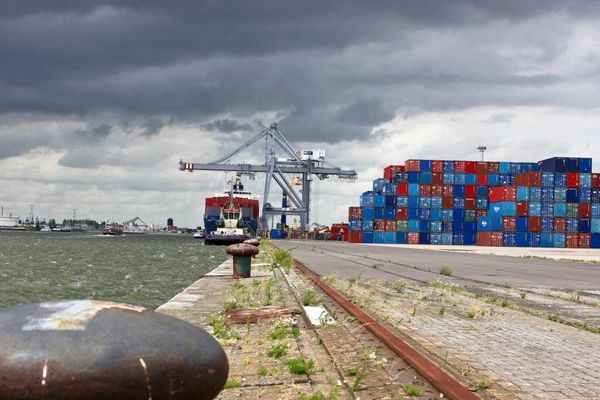 Conteneurs de ferronickel calédonien Eramet-SLN à Anvers en Belgique.