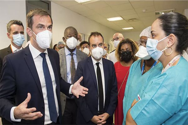 Le ministre de la Santé Olivier Véran rencontre des soignants en Martinique, le 12 août 2021, dans un hôpital de Fort-de-France.