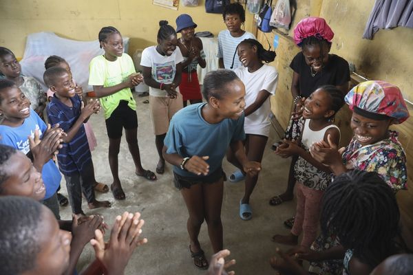 Des enfants jouant dans une école transformée en abri de fortune pour les personnes déplacées par la violence des gangs, à Port-au-Prince, en Haïti, le vendredi 3 mai 2024.