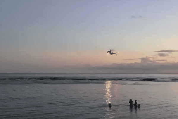 L'hélicoptère de la Sécurité civile survole la plage de La Feuillère, Capesterre de Marie-Galante, afin de retrouver un kayakiste porté disparu