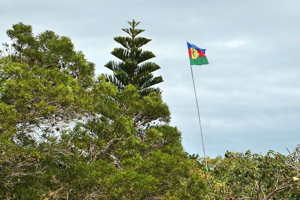 Mât aux couleurs de Kanaky à Nouméa. 