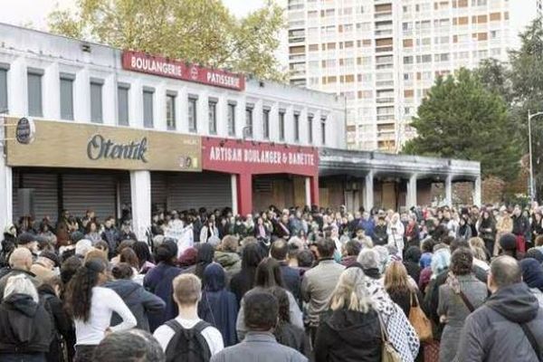 Un millier de personnes étaient rassemblées, ce samedi 9 novembre 2024, à Poitiers pour rendre hommage à Anis, tué fin octobre devant un kebab.