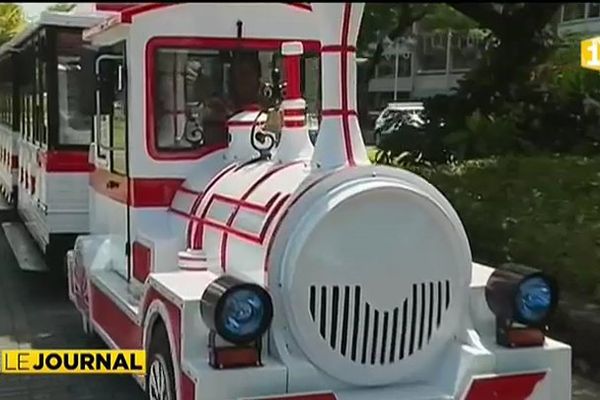 Un petit train touristique dans les rues de Papeete