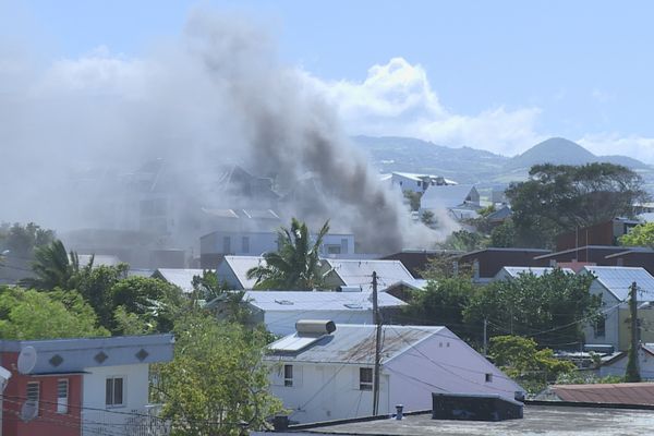 Une case en bois sous tôle en feu dans le centre-ville de Saint-Pierre