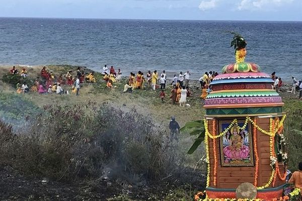 Procession tamoule pour Nouvel an bains des divinités avant marche sur le feu temple marliémen au Chaudron 010119