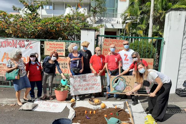 Attac Réunion devant la chambre d'agriculture