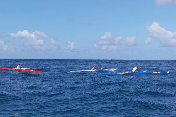 Au large, la course s'est déroulée dans une mer plutôt agitée.