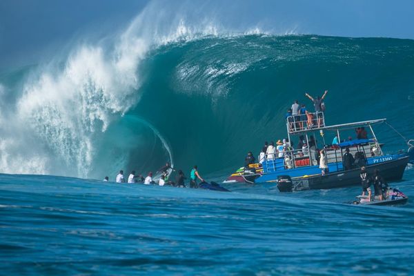 Archives, vague de Teahupoo. Attention, la puissante houle de sud-ouest va balayer toute la Polynésie. Prudence !