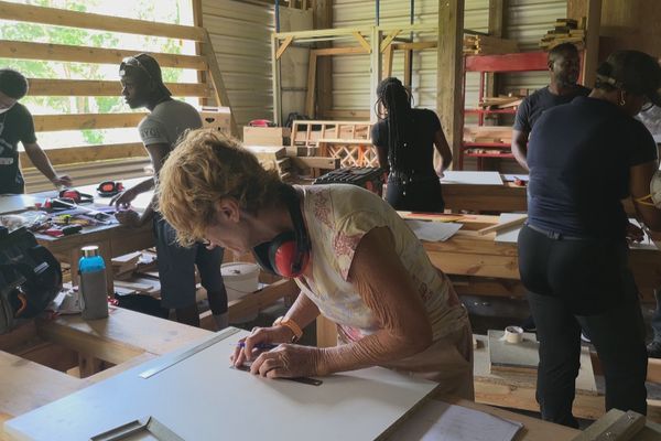 Des stagiaires passionnés par l'art de la menuiserie