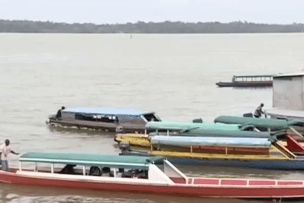 Pirogues sur le Maroni en Guyane