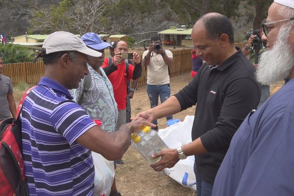 Ce mercredi 2 octobre, l’association Unir Océan Indien a distribué 600 kilos de colis alimentaire dans le cirque de Mafate.