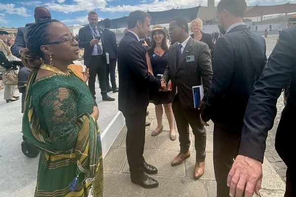 La poignée de main entre Roindefo Moina, ex-Premier ministre malgache et le Président, Emmanuel Macron, le 14 juillet, n'est pas passée inaperçue