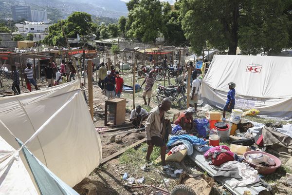 Des habitants du quartier de Nazon, déplacés par la violence des gangs, construisent un campement de tentes à Port-au-Prince (Haïti) - 14/11/2024.