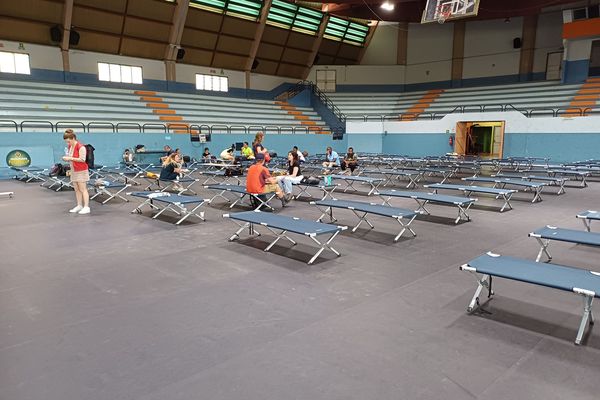 Les ressortissants ont été tranférés au Palais des sports du Lamentin.