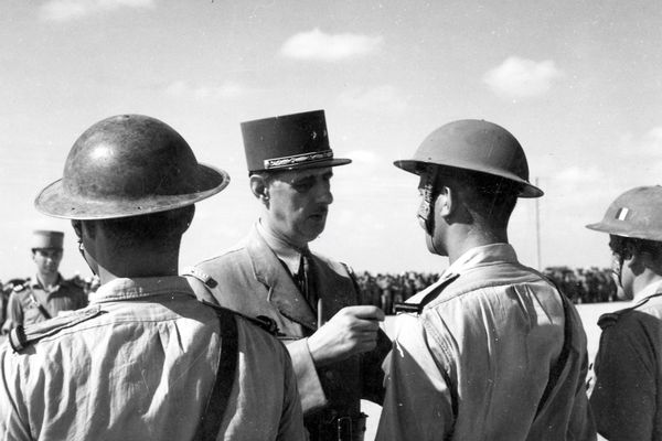 10 Aout 1942 Auguste Bénébig reçoit la Croix de la Liberation des mains du général De Gaulle