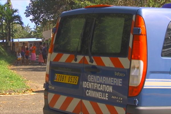 Voiture gendarmes et gens