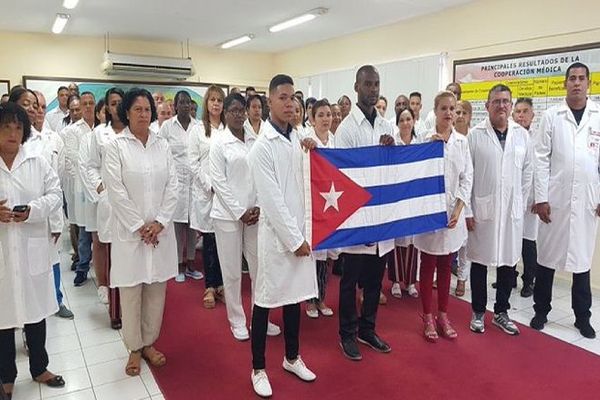Une délégation de médecins cubains arrivant à Bélize