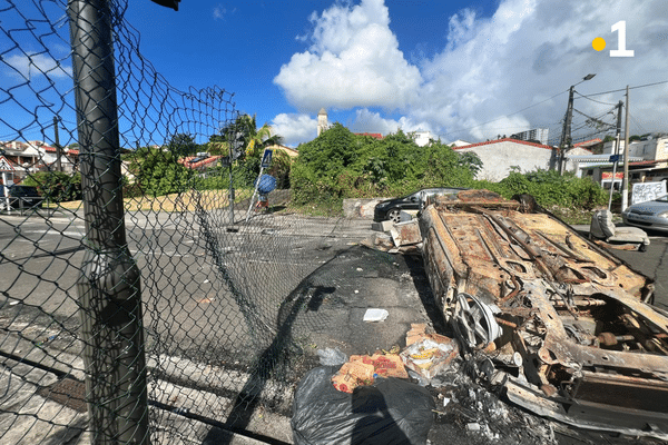 Des véhicules calcinés entravent la circulation à Sainte-Thérèse à Fort-de-France.