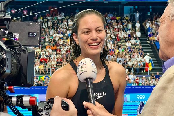 La nageuse calédonienne Emma Terebo, interviewée par le journaliste Nelson Monfort, le 29 juillet 2024, à Paris La Défense Arena, après sa qualification pour la finale du 100 m dos.