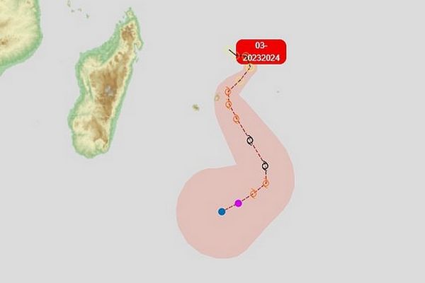 La perturbation tropicale située au Nord-Est de l'île Maurice descend en direction du Sud-Est à 10 km/h. Elle se renforce et pourrait devenir une tempête tropicale modérée. Elle serait alors baptisée Candice.