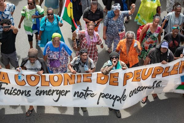 La cellule de coordination des actions de terrain (CCAT) se mobilise à Nouméa en manifestant contre le projet de loi constitutionnelle portant à modifier le corps électoral pour les élections provinciales en Nouvelle-Calédonie.