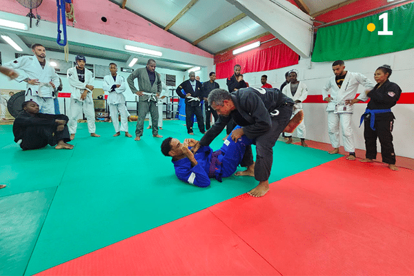 Un pratiquant et le coach de Jiu-jitsu brésilien.