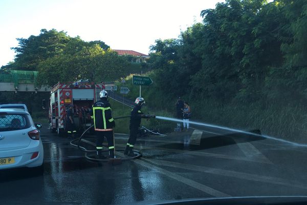 Un scooter prend feu sur la RDO