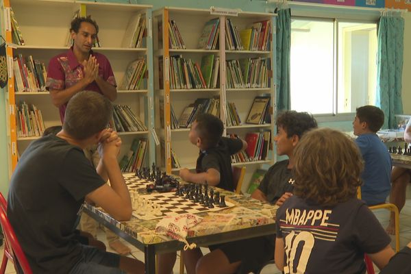 Samy Shoker, le grand maître international d'échecs à Café Falé