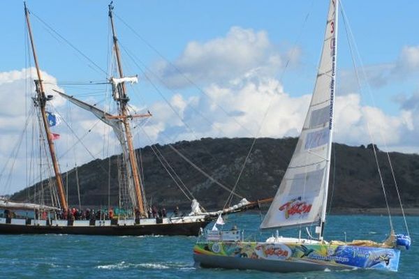 A quelques minutes du départ, Eric Baray devant la Recouvrance, le bateau comité